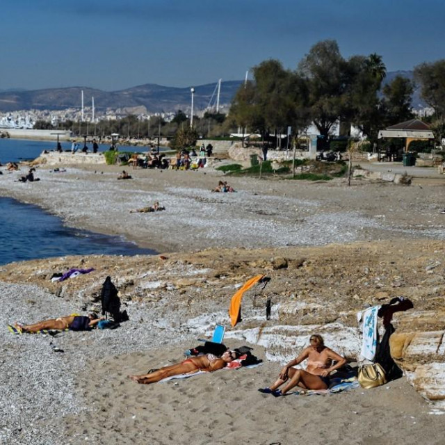 Sunčanje na plaži u Ateni 2. siječnja 2023.