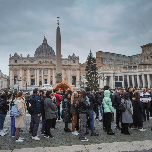 Gužva ispred Bazilike svetog Petra u Rimu