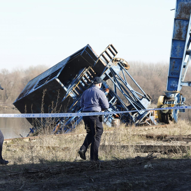 Dizalica na području stare osjecke luke Tranzit srušila se jutros oko 8.40 sati, pri čemu su stradala četiri radnika