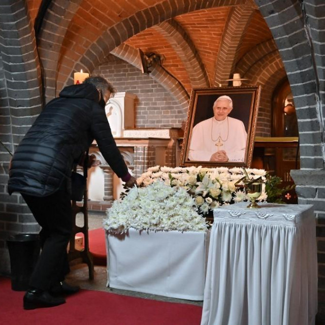 Vjernici se opraštaju od Benedikta XVI.