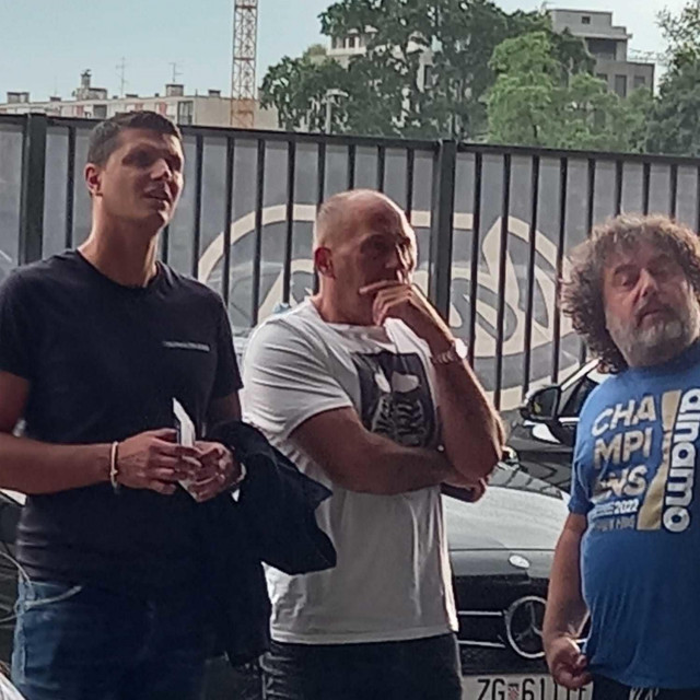 Dinamov zaposlenik Robert Palić (skroz desno na slici) u društvu Darka Milaniča
