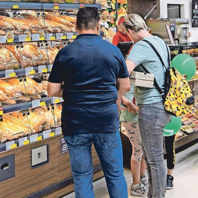 Inspektori su, prema podacima koji su iznijeti pred Vladom, odradili oko 8000 nadzora otkako je stupio na snagu Zakon o uvođenju eura i utvrdili 1738 slučaja kršenja propisa