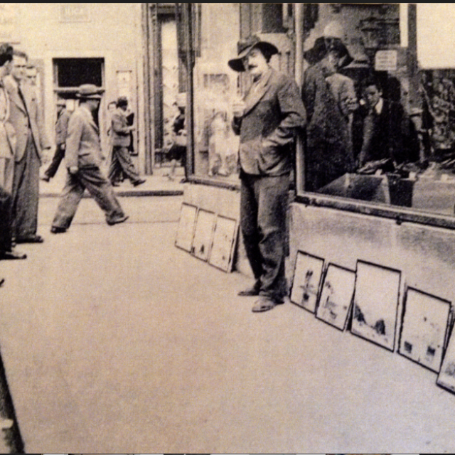 Dunav Rendić prodaje na ulici, u blizini je kip njegova oca