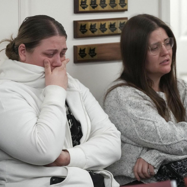 Dvije žene nisu mogle suspregnuti suze na konferenciji za novinare u gradskoj vijećnici o višestrukom ubojstvu 