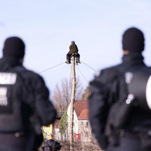 Klimatski aktivisti i policija u njemačkom selu blizu Luetzeratha
