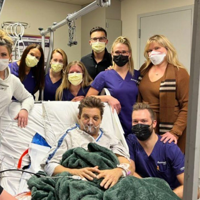 Glumac s medicinskom ekipom u bolnici u Renou