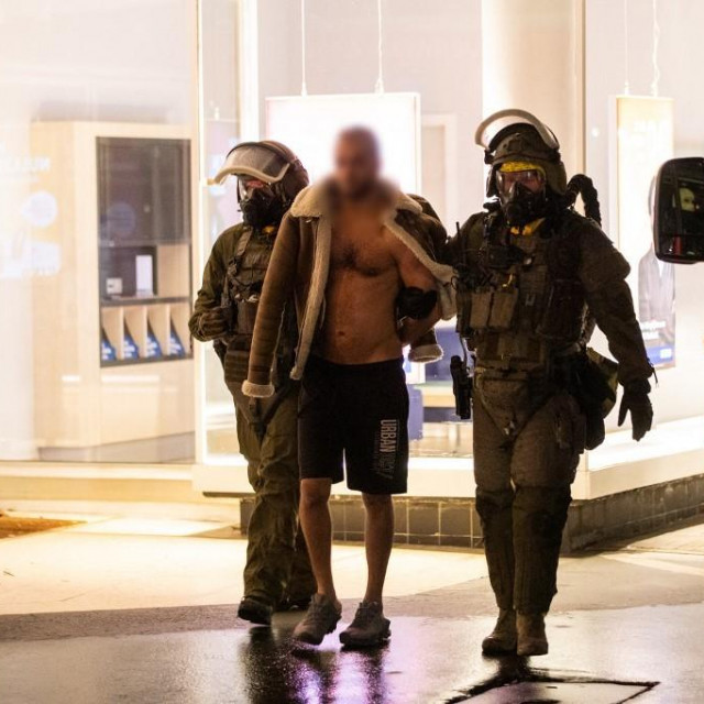 Policija privodi uhićenog muškarca