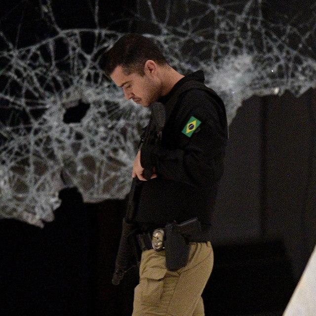 Upad tisuća prosvjednika odjevenih u žuto i zeleno u Kongres, Vrhovni sud i predsjedničku palaču u glavnom gradu Braziliji, kulminacija je višemjesečnih napetosti nakon glasovanja u Brazilu 30. listopada