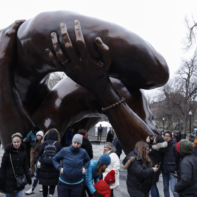 Skulptura Zagrljaj, autor je Hank Willis Thomas

 

 