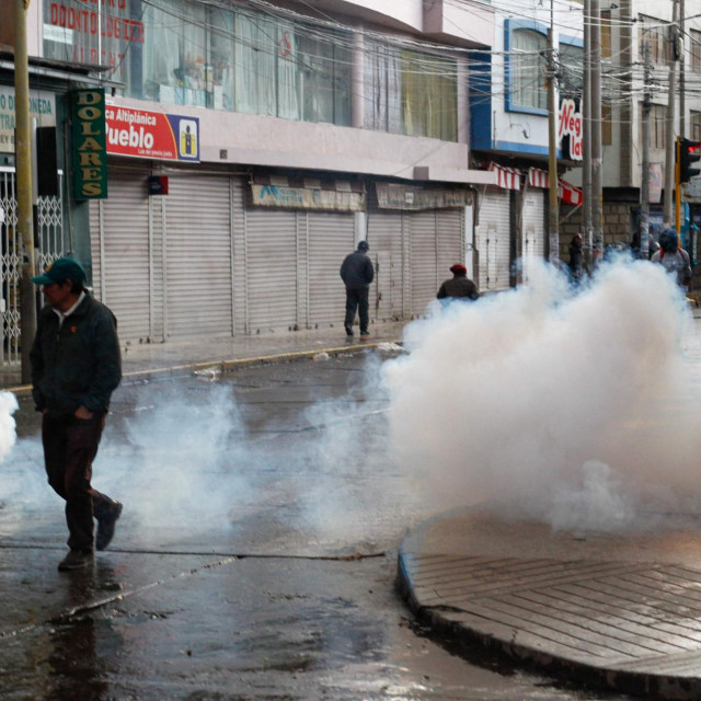 Policija baca suzavac na prosvjednike