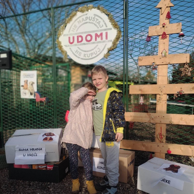 Djeca u posjetu azilu
 