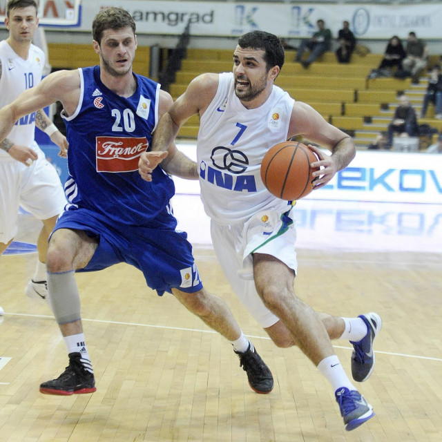 Kruno Simon u dvoboju protiv Marina Rozića na utakmici Cibona - Zagreb 2011. godine