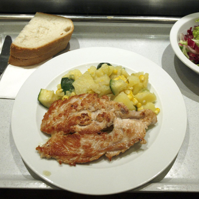 Jelo u saborskom restoranu (Arhivska fotografija)