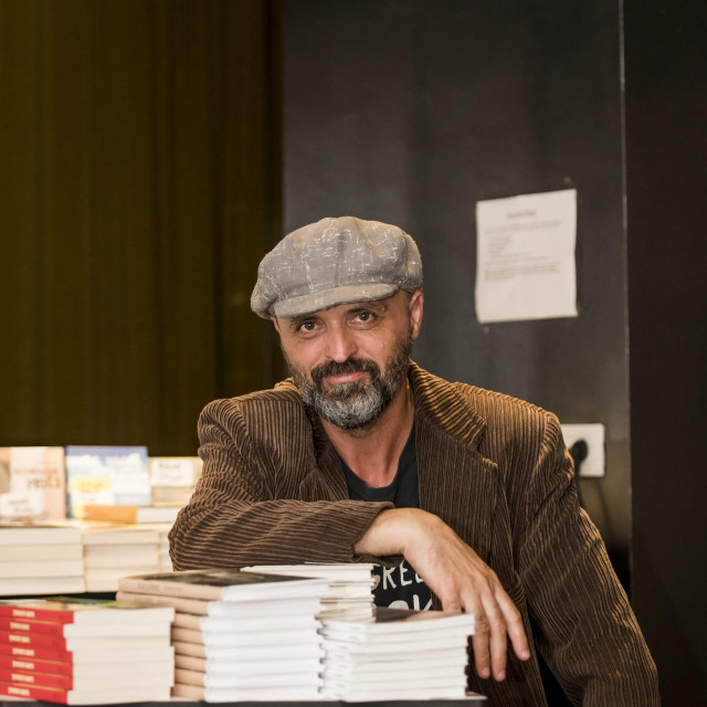 Drugi međunarodni festival suvremene književnosti Škure svečano otvoren u Kući umjetnosti Arsen.
Na fotografiji: Damir Karakaš