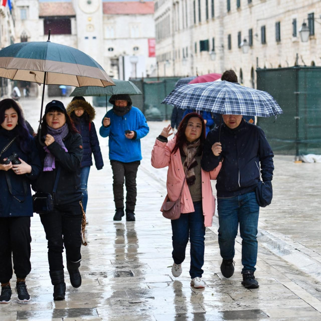 Kineski turisti u šetnji Stradunom (arhivska fotografija)