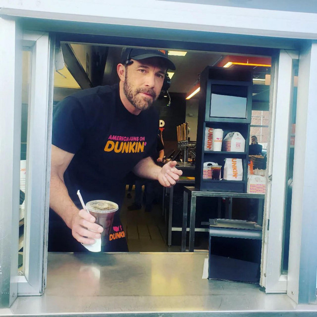 Ben Affleck posluživao je goste i snimio reklamu za Dunkin Donuts u drive-thru restoranu u Bostonu