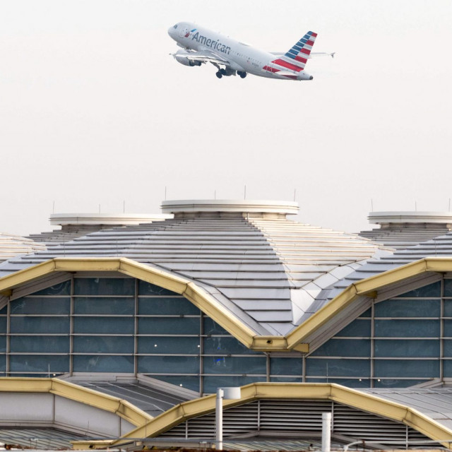 FAA je ranije svim američkim zrakoplovnim prijevoznicima naredila da otkažu domaće letove nakon što se srušio sustav za uzbunjivanje pilota