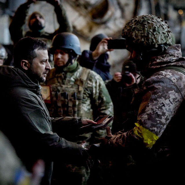 Volodimir Zelenski tijekom nedavnog posjeta vojnicima u Bahmutu