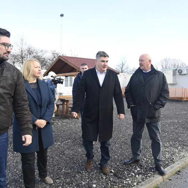 Zoran Milanović obilazi potresom pogođena područja u Sisačko moslavačkoj županiji