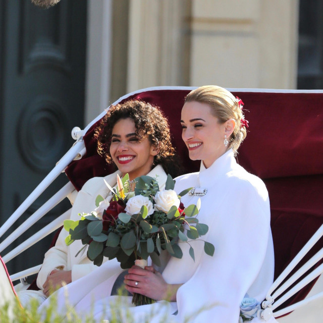 Antonia Gentry (Ginny) i Brianne Howey (Georgia)  u samom finalu serije