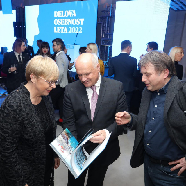 Predsjednica Slovenije Nataša Pirc Musar, Marjan Pipenbaher s monografijom ‘Most Pelješac‘ i Krešimir Žabec, novinar Jutarnjeg lista
