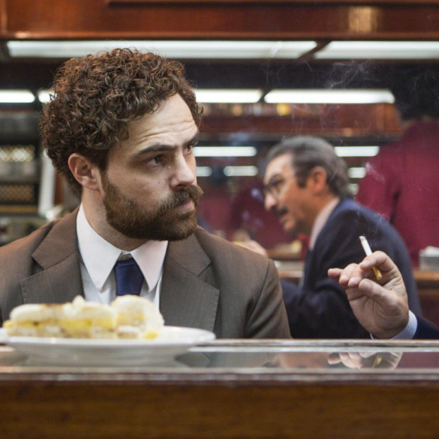 Ricardo Darin kao  Julio César Strassera te Peter Lanzani kao Luis Moreno Ocampo, Argentina, 1985 (2022)