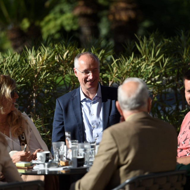 Ivica Puljak i Bojan Ivošević na kavi ispred Banovine