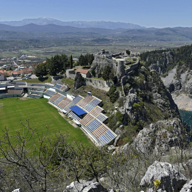 Stadion smješten ispod tvrđave Topana i neposredno uz Modro jezero