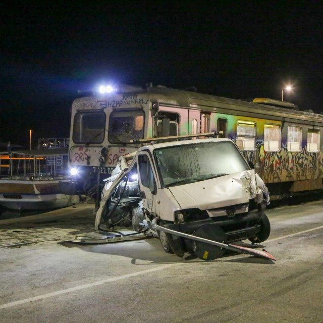 Putnički vlak produžio je kroz kolodvor i udario u kombi 