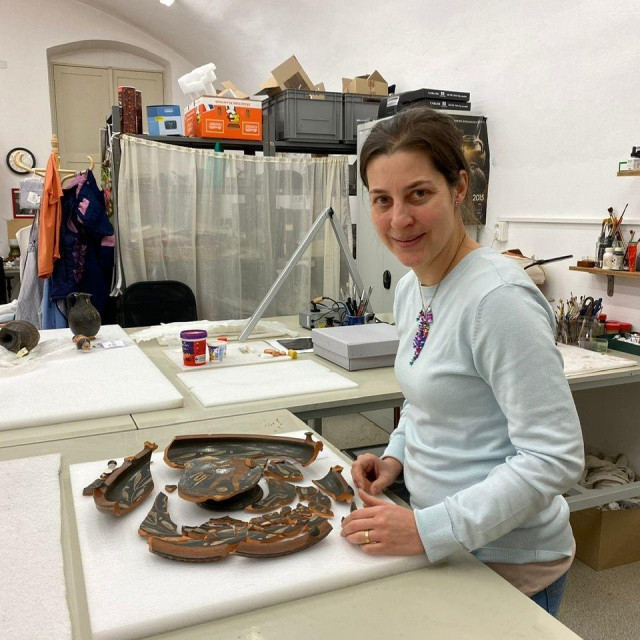 Romana Kirchnerov, restauratorica Narodnog muzeja u Pragu, radi na restauraciji tanjura s drškama crvenofiguralnog stila iz treće četvrtine 4. stoljeća pr. Kr.