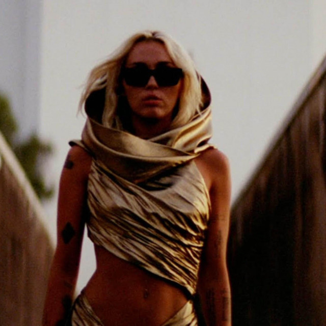 Miley Cyrus

još jednom se oprašta od svojeg dugogodišnjeg dečka i kratkotrajnog supruga, glumca Liama Hemswortha. Spot je snimljen na brežuljcima Los Angelesa