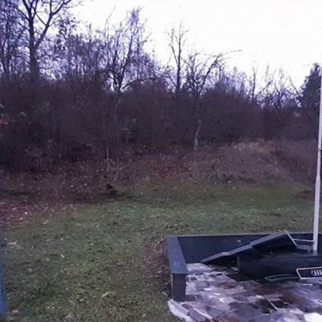 Srušena spomen ploča nedaleko Žepča