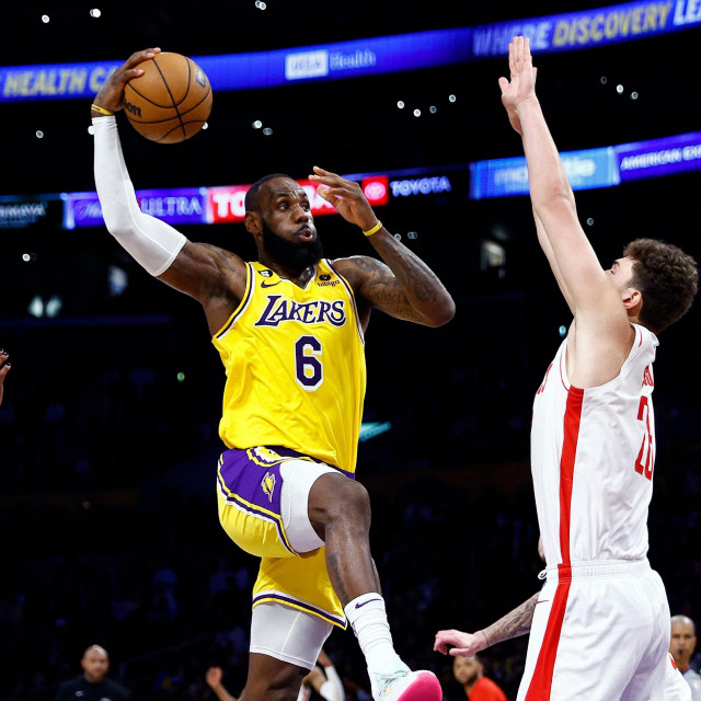LeBron je imao 48 poena, a Houstonu nije pomogla ni odlična partija Senguna