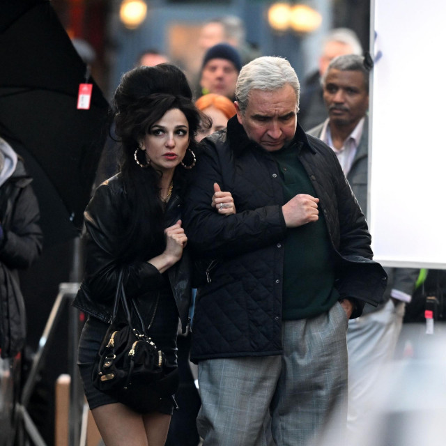 Marisa Abela i Eddie Marsan na snimanju Back in Black