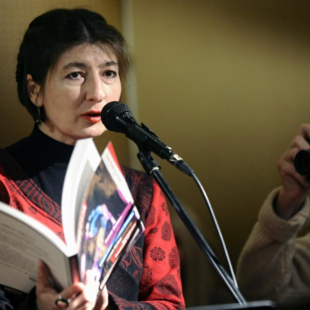 Zagreb, 190113, Cafe u dvoristu bio je domacin trece veceri festivala Zagreb grad poezije. Dogadjaj veceri bila je promocija novog broja casopisa Poezija. Casopis su prezentirali brojni pjesnici koji su citali svoje pjesme i druge radove. Na slici: Lana Derkac.