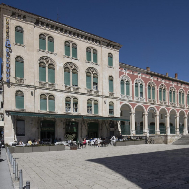 Hotel i kavana Bellevue