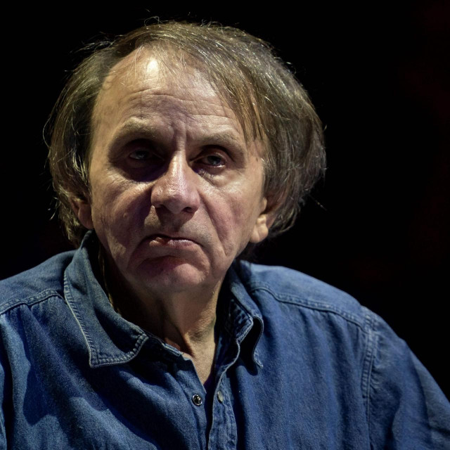 Sada se pokazuje ono što su oni koji su Houellebecqa čitali po ključu vlastitog mozga i intuicije oduvijek znali; da je riječ o krivo shvaćenom romantičaru koji je, iscrpljen, razočaran i prežderan francuskim salamama, sposoban iskovati prekrasan ditiramb o ljubavi i obitelji