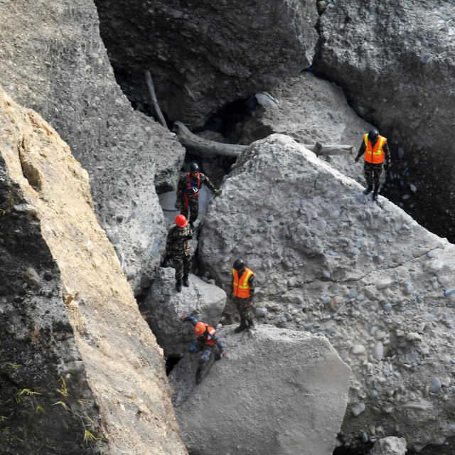 Potraga za preživjelima nakon pada aviona u Nepalu