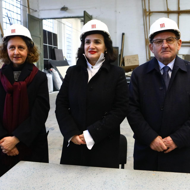 Svečano potpisivanje ugovora s izvođačem radova na projektu cjelovite obnove depoa i radionica Hrvatskoga narodnog kazališta u Zagrebu. Na fotografiji: Nina Obuljen Koržinek, Iva Hraste Sočo i Dragutin Kamenski