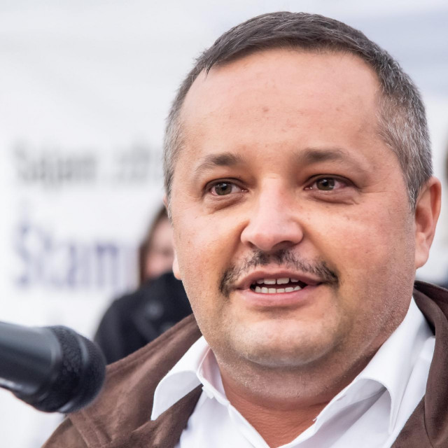 Zagreb, 051122.
Trznica Gajnice.
Javno zdravstvo Grada Zagreba nastavlja svoj povratak korjenima akcijom Sajam zdravlja, Stampar u tvom kvartu, a ovaj put djelatnici su provjeravljali zdravlje gradjana i savjetovali ih u Gajnicama.
Na fotografiji: Branko Kolaric.