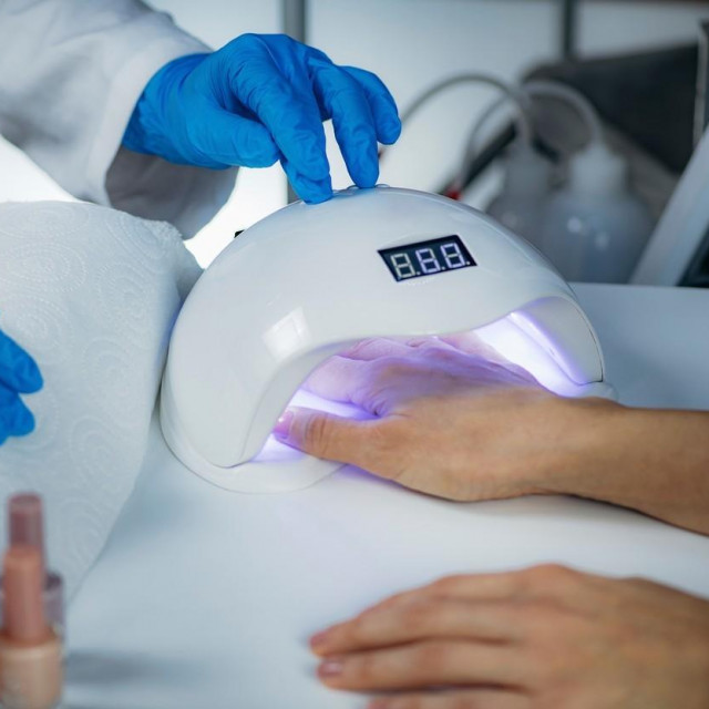 UV lampa za sušenje noktiju; ilustracija