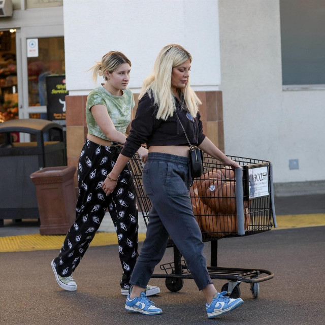 Woodland Hills, CA - *EXCLUSIVE* - Actress Tori Spelling and her daughter Stella try their luck at the California lottery machine the pair also picked up pumpkins for Halloween while grocery shopping at Ralphs in Woodland Hills.

*UK Clients - Pictures Containing Children
Please Pixelate Face Prior To Publication*,Image: 733245901, License: Rights-managed, Restrictions:, Model Release: no, Pictured: Tori Spelling, Credit line: 4CRNS, WCP/BACKGRID/Backgrid USA/Profimedia