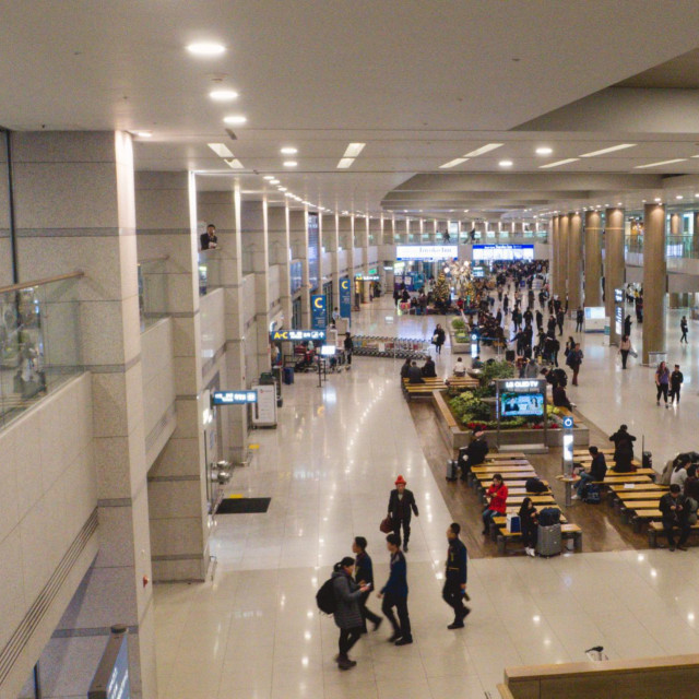 Maraktajev je rekao da on i još četiri Rusa žive u maloj sobi u čekaonici za odlazne letove te da spavaju na dekama koje su prostrte na podu čekaonice