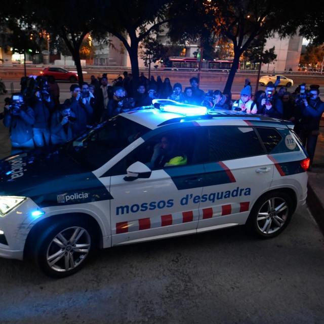 Policija u Barceloni vozi Danija Alvesa prema zatvoru