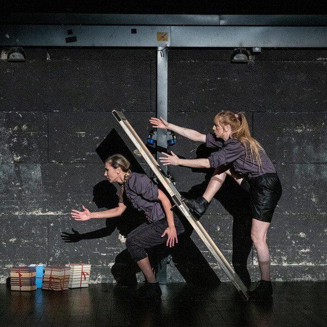 Scena iz predstave Sretno! u KUC-u Travno