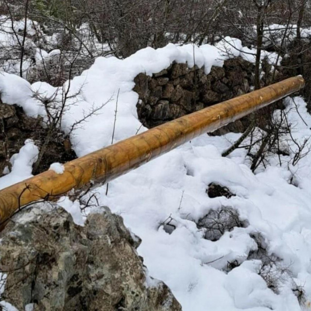 Srušeni stup električne rasvjete