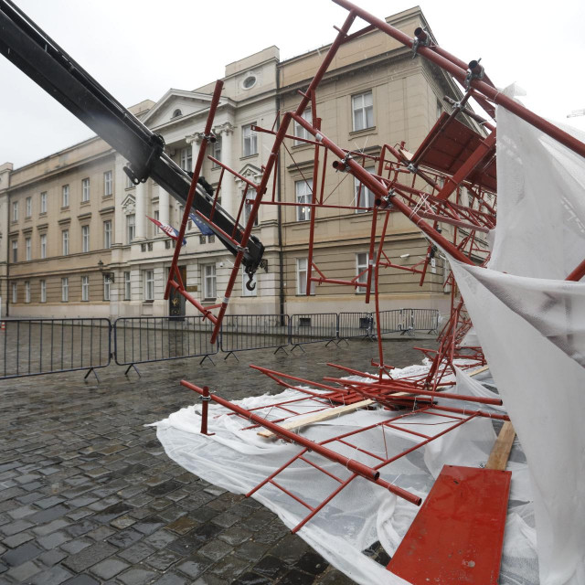 Jak vjetar srušio je skelu kod zgrade koja se obnavlja na Trgu svetog Marka