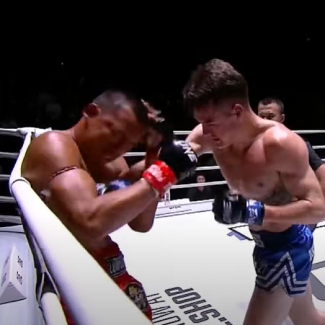 Seksan (lijevo) vs. Tyson Harrison