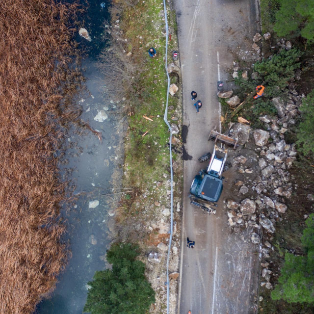 Odron na cesti između Omiša i Radmanovih mlinica