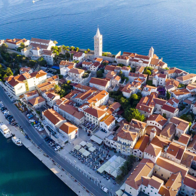 U apsolutnom smislu, najveći pad stanovnika imali su Rab, koji je ostao bez 1060 stanovnika, pa Korčula (928), Pag (720), Čiovo (651) i Lošinj (500)